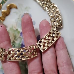 VINTAGE SARAH COVENTRY goldtone lattice woven pattern textured necklace